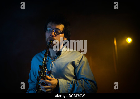 L'uomo suonare il sassofono nel night club Foto Stock