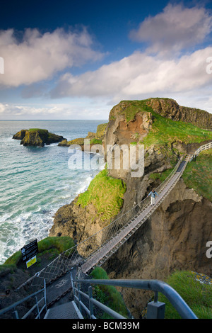 Giovane donna attraversando Carrick a Rede ponte di corde sulla costa Causeway County Antrim Irlanda del Nord Settembre 2008 Foto Stock