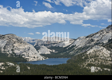 Lago Tenaya visto dal punto di Olmsted, del parco nazionale Yosemite in California Foto Stock