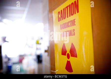 Attenzione materiali radioattivi segno sulla porta in aula Foto Stock