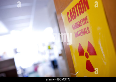 Attenzione materiali radioattivi segno sulla porta in aula Foto Stock