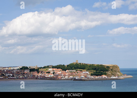 Scarborough North Yorkshire Regno Unito. Vista sulla baia del Sud che mostra il promontorio del castello e del porto. Foto Stock