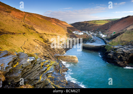 Boscastle Harbour e il villaggio visto dalla collina penalmente Cornwall Inghilterra Febbraio 2009 Foto Stock