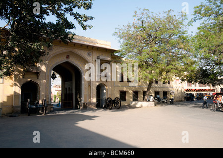Ingresso laterale per il palazzo della città di Jaipur India Rajasthan Foto Stock