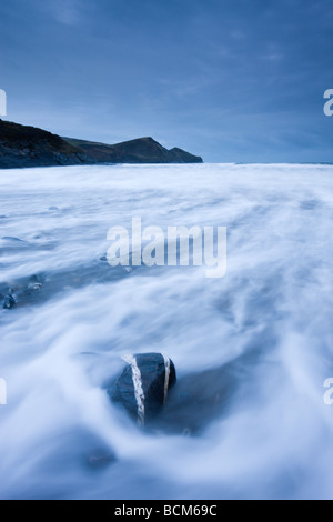 Alta Marea al crepuscolo sul Crackington Haven beach Cornwall Inghilterra Marzo 2009 Foto Stock