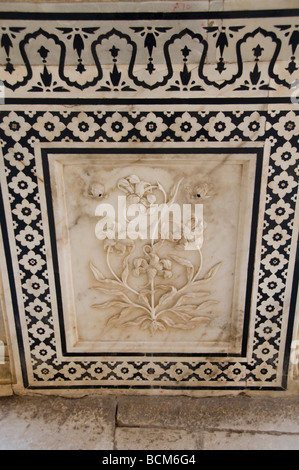 Forte Amber,Reticolo windows color avorio, floreali intarsiati disegni in marmo, pareti a specchio e soffitto, Sheesh Mahal,Jaipur, Rajasthan, India Foto Stock