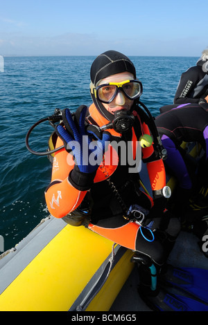 Scuba Diver facendo segno OK prima di immergersi in Bretagna Foto Stock