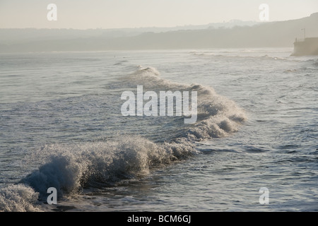 Onde che si infrangono sulla marea. Foto Stock