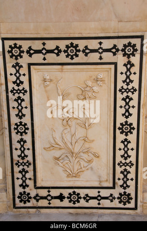 Forte Amber,Reticolo windows color avorio, floreali intarsiati disegni in marmo, pareti a specchio e soffitto, Sheesh Mahal,Jaipur, Rajasthan, India Foto Stock