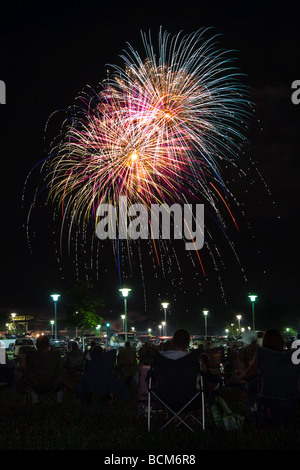 Una folla di gente guarda gli stati uniti indipendenza giorno (4 Luglio) fuochi d'artificio Foto Stock