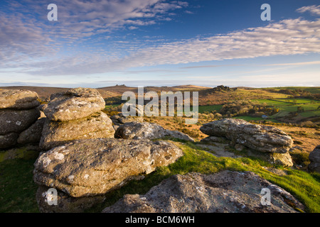 Affioramento di granito a Hayne verso il basso guardando sopra la brughiera verso Hound Tor e Haytor Parco Nazionale di Dartmoor Devon England Foto Stock