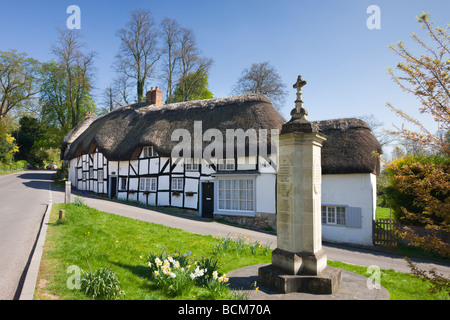 Cottage con il tetto di paglia e Memoriale di guerra nel villaggio di Wherwell Hampshire Inghilterra molla Aprile 2009 Foto Stock