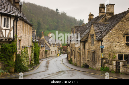 Strada del villaggio in Castle Combe Cotswolds Wiltshire, Inghilterra molla Aprile 2009 Foto Stock
