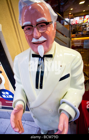 Il colonnello Sanders statua al Kentucky Fried Chicken a Tokyo Giappone Foto Stock