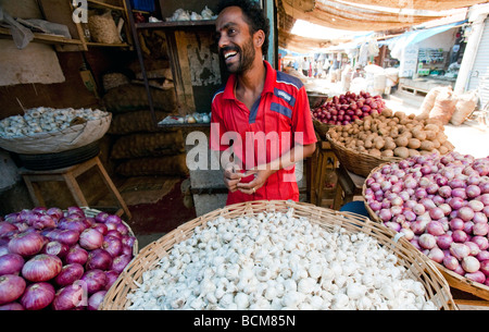 L'uomo vendere verdure nel mercato Devarja Mysore lo stato di Karnataka India Foto Stock