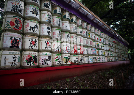 Botte di vino offerte presso Meiji Jingu a Tokyo Giappone Foto Stock