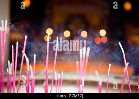 Bruciare incenso al santuario di Chinatown yokohama, Giappone Foto Stock