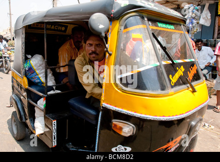 Motore Rickshaw mercato Devarja Mysore lo stato di Karnataka India Foto Stock