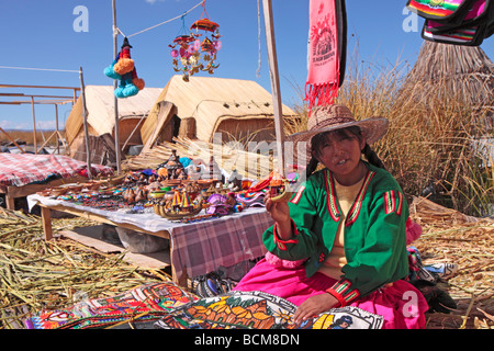 Giovane donna che vende souvenir su un Uro Island, il lago Titicaca, Puno, Perù Foto Stock