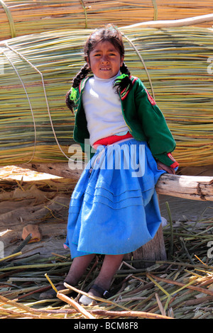 Ragazza giovane su un Uro Island, il lago Titicaca, Puno, Perù Foto Stock