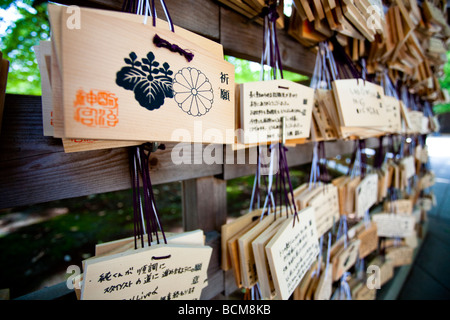 Le compresse di preghiera appeso sotto la preghiera albero a Meiji Jingu a Tokyo in Giappone Foto Stock