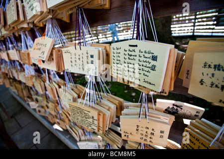 Le compresse di preghiera appeso sotto la preghiera albero a Meiji Jingu a Tokyo in Giappone Foto Stock