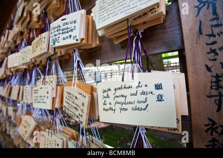 Le compresse di preghiera appeso sotto la preghiera albero a Meiji Jingu a Tokyo in Giappone Foto Stock