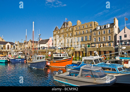 Kirkwall Harbour sulla terraferma di Orkney in Scozia con Kirkwall Hotel center Foto Stock