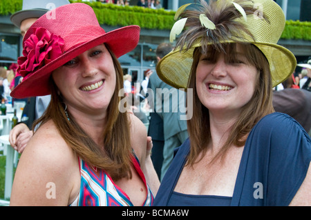 Due signore in posa per una fotografia al Royal Ascot corse di cavalli, Signore giorno, Berkshire, Inghilterra, Regno Unito Foto Stock