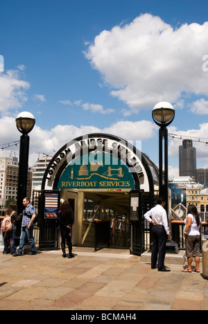 Ponte di Londra City Pier, il fiume Tamigi in Londra England Regno Unito Foto Stock