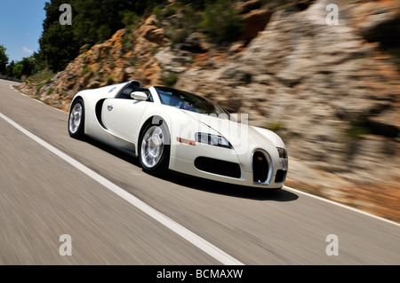 Il Fantastico Bugatti Veyron Grand sport 16.4 Supercar in movimento a passo su una strada aperta Foto Stock