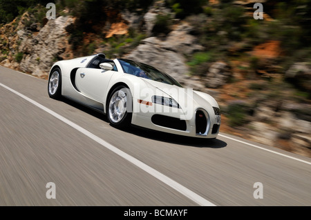 Il Fantastico Bugatti Veyron Grand sport 16.4 Supercar in movimento a passo su una strada aperta Foto Stock