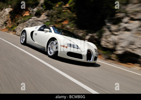 Il Fantastico Bugatti Veyron Grand sport 16.4 Supercar in movimento a passo su una strada aperta Foto Stock