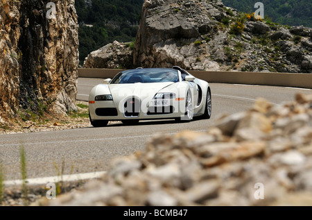 Il Fantastico Bugatti Veyron Grand sport 16.4 Supercar in movimento a passo su una strada aperta Foto Stock