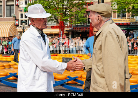 Contrattazione di prezzo per il formaggio Gouda a Alkmaar Cheesemarket, Alkmaar, North Holland, Paesi Bassi. Foto Stock