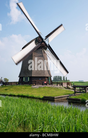 Polder presso il mulino a vento di Schermerhorn Museummolen, North Holland, Paesi Bassi. Foto Stock