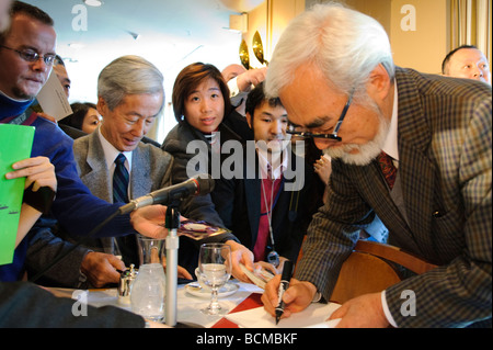 Direttore di Anime Hayao Miyazaki firma autografi in Tokyo, Giappone, 20 novembre 2008. Foto Stock