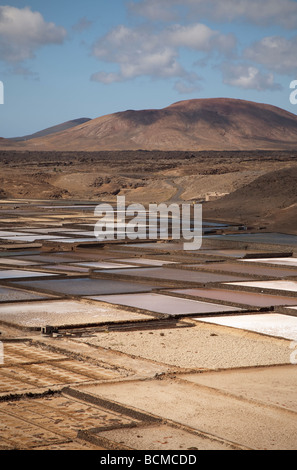 Salinas de Janubio mare saline saline con il Parco Nazionale di Timanfaya vulcani dietro a Lanzarote nelle isole Canarie Foto Stock