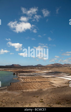 Salinas de Janubio mare saline saline con il Parco Nazionale di Timanfaya vulcani dietro a Lanzarote nelle isole Canarie Foto Stock