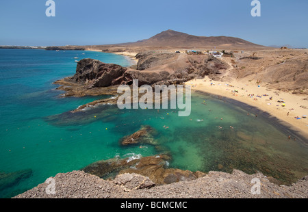 Le spiagge di sabbia e calette rocciose a Playa de Papagayo Beach sulla costa sud di Lanzarote vicino a Playa Blanca nelle isole Canarie Foto Stock