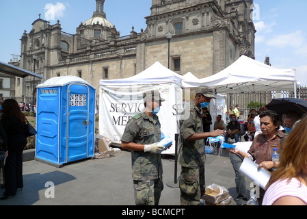 Soldati messicani dando le maschere durante l'epidemia di influenza suina a Città del Messico 2009. Foto Stock