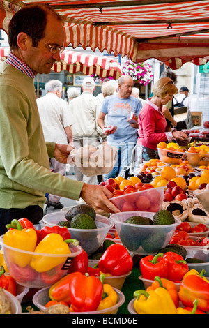 Frutta e verdura in stallo il giovedì famer il mercato in inglese tipica città mercato di Devizes Wiltshire, Inghilterra REGNO UNITO Foto Stock