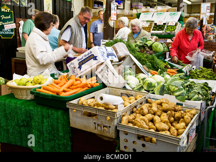 Un fruttivendolo in stallo al caos il mercato coperto nel tipico mercato inglese comune di Devizes Wiltshire, Inghilterra REGNO UNITO Foto Stock