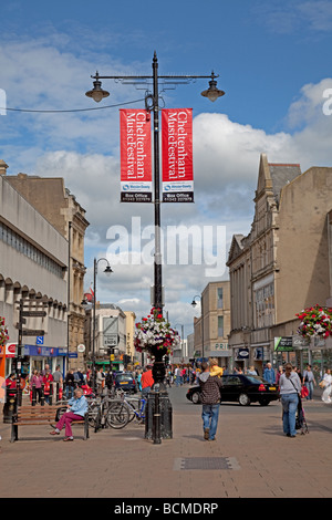 Banner su pali della luce in High Street pubblicità Music Festival CHELTENHAM REGNO UNITO Foto Stock