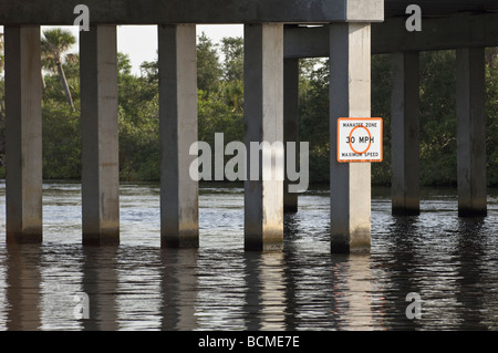 Zona Manatee segno sul ponte 30 MPH limitare Foto Stock