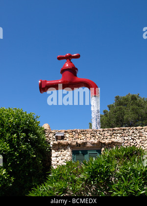 Rossa gigante tocca fontana, Cala Galdana, Menorca, Spagna Foto Stock