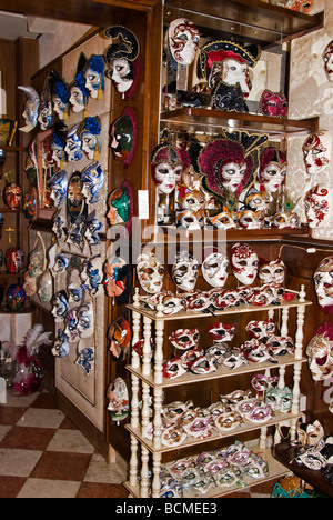 Italia Veneto Venezia Venezia decorativo maschere di carnevale si blocca sulla parete del negozio di maschera Foto Stock