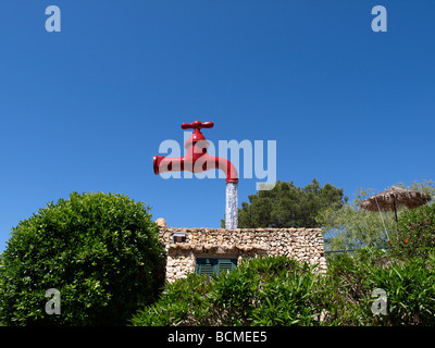 Rossa gigante tocca fontana, Cala Galdana, Menorca, Spagna Foto Stock