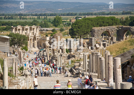 I visitatori a piedi lungo la strada di marmo in antiche Efeso Myrleen Pearson Foto Stock