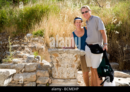 Ritratto American anziani giovane turista sacchetto fotocamera marmo biblica Road Efeso stile corinzio colonna copia di capitale di sfondo spazio Myrleen Pearson Foto Stock